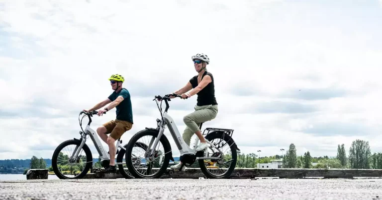 Casal andando de bicicleta elétrica sem precisar de CNH